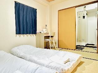 P202駅から2分落着く和室/2名/専用バスルーム/ノンキッチン/荷物預かりOK Apartment in Osaka