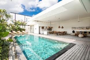 Villa White  . Chic 4 Bedroom 400m to the Beach Villa in North Kuta