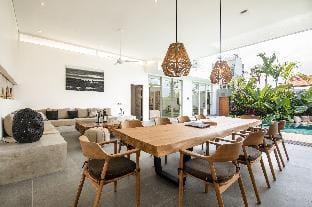 Villa White  . Chic 4 Bedroom 400m to the Beach Villa in North Kuta