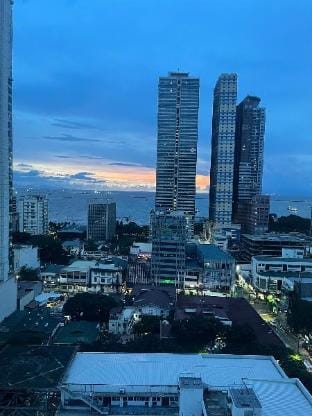 Condo for Shortay in Ermita near SLMC & US Embassy Vacation rental in Manila City