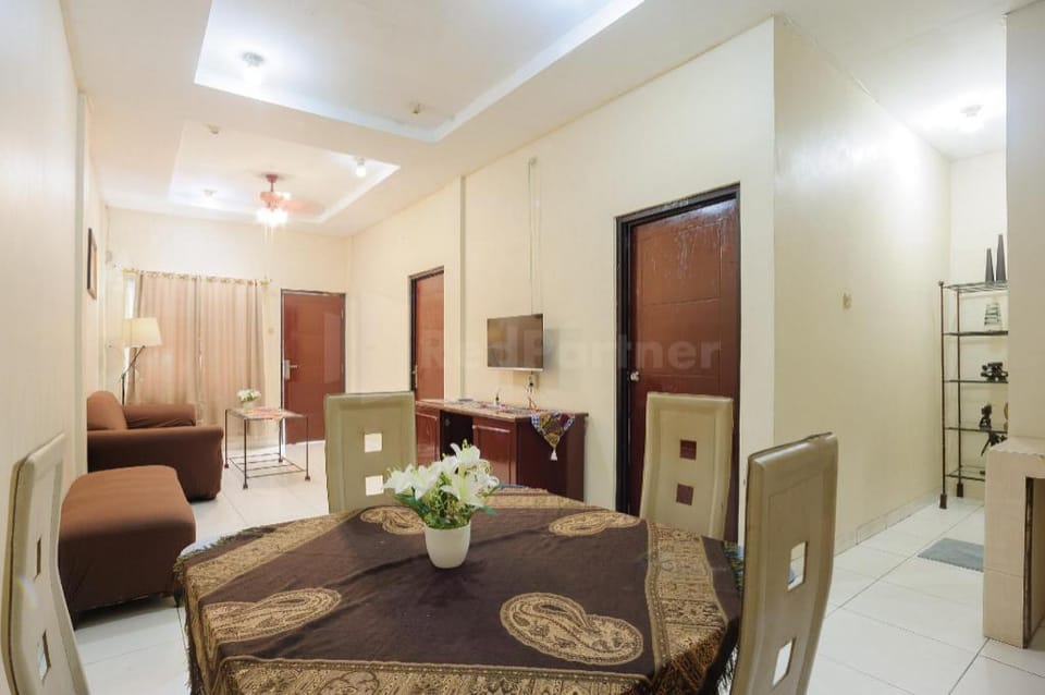 SRB near Mall Ciputra CIbubur Mitra RedDoorz Hotel in Jakarta