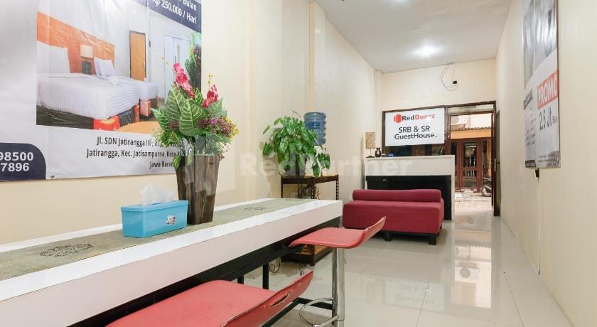 SRB near Mall Ciputra CIbubur Mitra RedDoorz Hotel in Jakarta