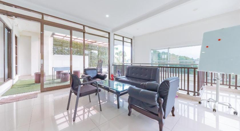 RedDoorz near Kiara Artha Park Hotel in Bandung
