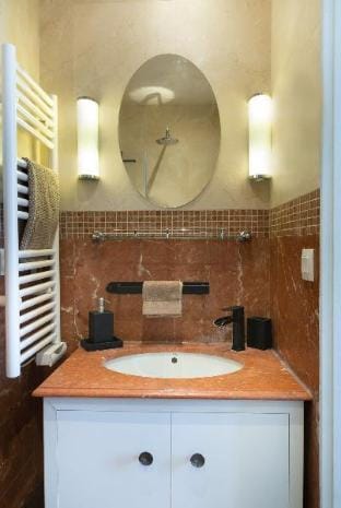 La Lumiere Eiffel  Walk to Tower Apartment in Paris