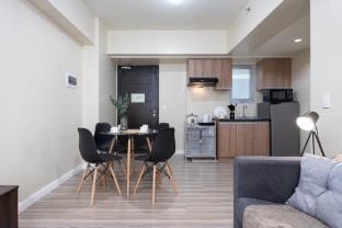 Designer 1BR Condo in Cebu IT Park with Fast WiFi Apartment in Lapu-Lapu City