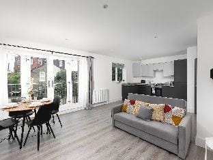 Skyvillion -vineyard Court- Enfield 1bed With Balcony Apartment in Enfield