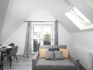 Skyvillion -vineyard Court- Enfield 1bed Wbalcony Apartment in Enfield