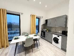 Spacious High-Spec Flat in London - Next to Tube Apartment in London Borough of Ealing