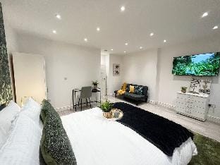 Spacious High-Spec Flat in London - Next to Tube Apartment in London Borough of Ealing