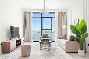 Silkhaus Sunset & Sea View | Tower Private Beach Apartment in Dubai