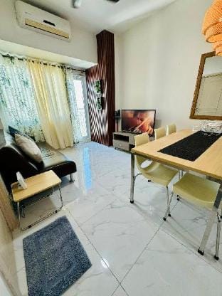Grass Residences 2BR deluxe, spacious, fast WIFI Apartment in Quezon City
