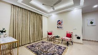 BluO 4BHK Saket Max - Lift, Balcony, Parking. Vacation rental in New Delhi