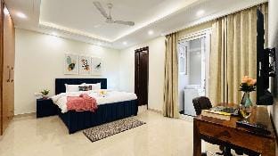 BluO 4BHK Saket Max - Lift, Balcony, Parking. Vacation rental in New Delhi