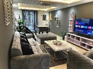 Gold Crest Home-Netflix-free parking-wifi Apartment in Lahore
