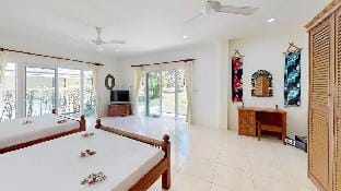 4 Bedroom Grand Villa - 20 seconds walk to beach  Villa in Ko Samui