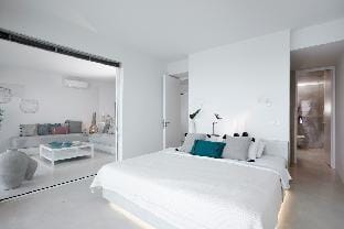 Infinite Blue Sunrise Suite Apartment in Santorini