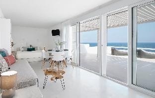 Infinite Blue Horizon Suite Apartment in Santorini