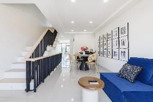 Deluxe Townhouse for 14 People with High-Speed Wi-Fi, Parking, and Netflix Apartment in Bangkok