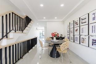 Deluxe Townhouse for 14 People with High-Speed Wi-Fi, Parking, and Netflix Apartment in Bangkok