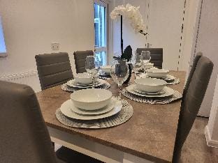Central 5BR Retreat - Walk to Tube, Explore London Apartment in London