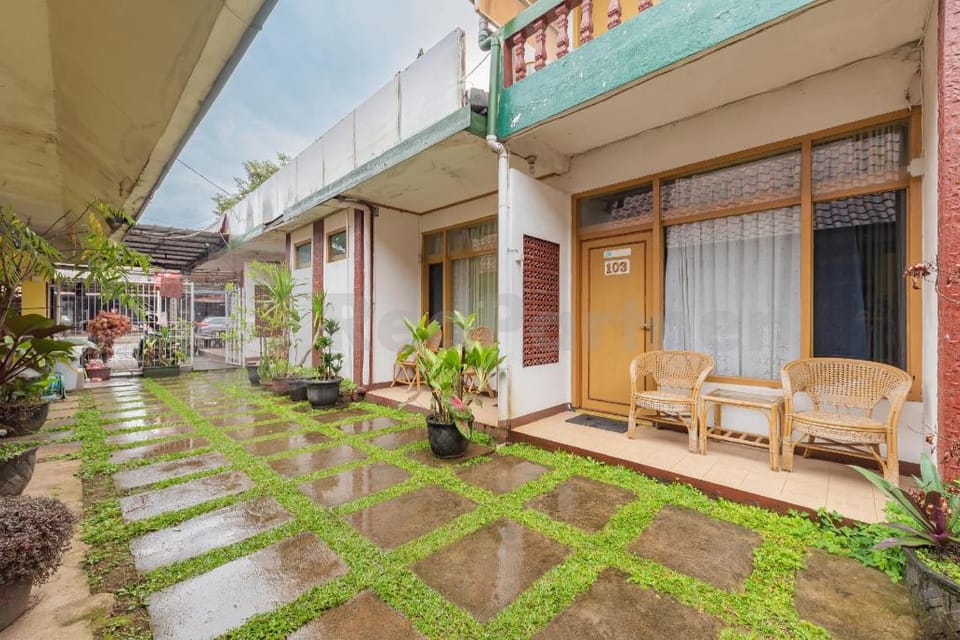 Seruni Guest House Near Alun Alun Lembang Mitra RedDoorz Hotel in Lembang