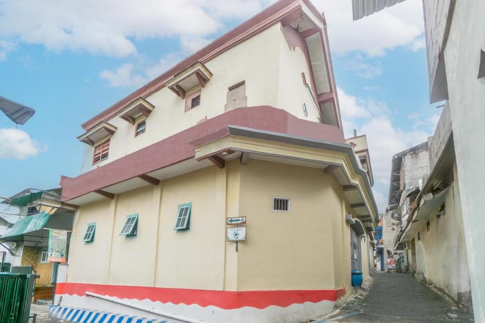 OYO Life 93680 Kost Losawi Syariah Hotel in East Java