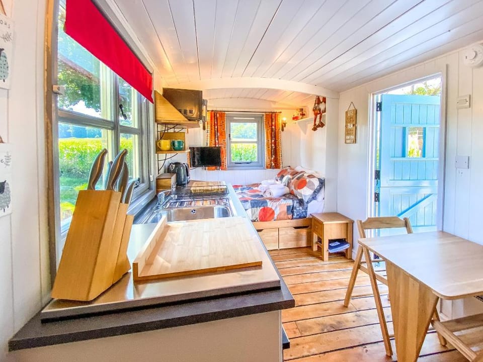 The Hideaway Hut - 1 Bed Shepherds Hut - Hereford Apartment in Malvern Hills District