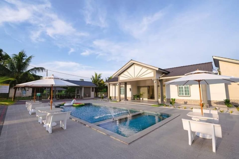 Villa Dracaena With Private Pool 20 mins to Town Villa in Malacca