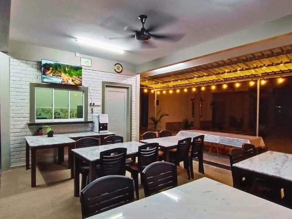 Villa Dracaena With Private Pool 20 mins to Town Villa in Malacca