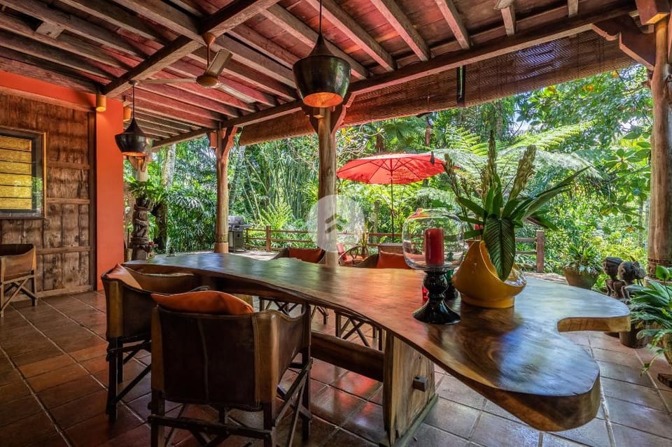A stunning antique style & a nature sanctuary Hotel in Blahbatuh
