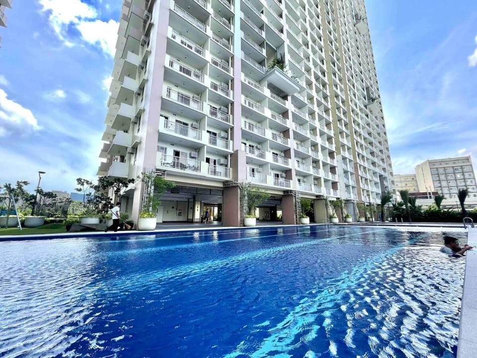 Luxurious 3BR Unit | Karaoke | WI-FI | Netflix Apartment in Quezon City