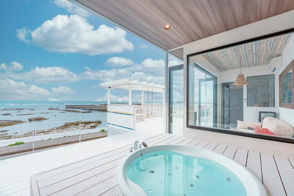 Private Sauna/Observation Jacuzzi/American BBQ Grill/100-Inch Screen/Entire Villa Rental/Chikura Apartment in Chiba Prefecture
