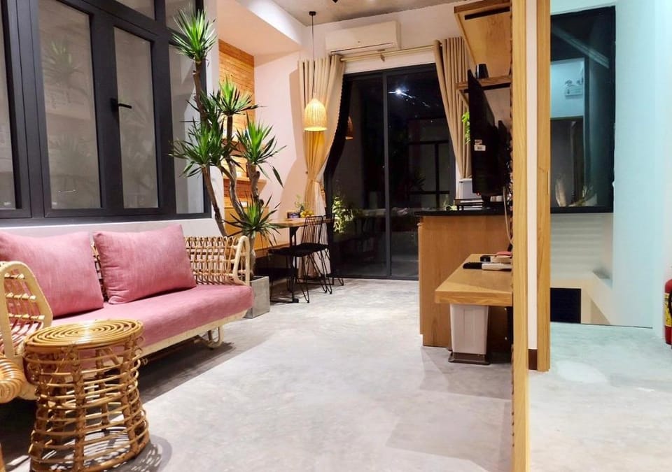 URI HOUSE/ walk to Dragon Bridge/ 5'drive MYKHE Apartment in Da Nang