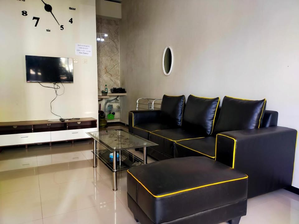 Family Room 5 min Walk to the Entrance Gate Bromo Apartment in East Java