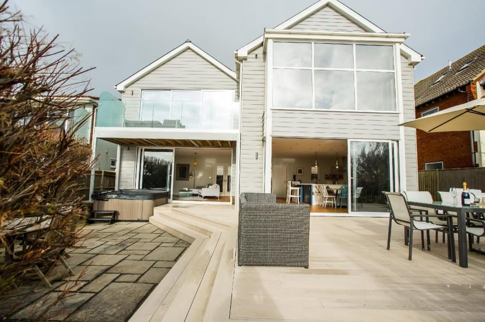 Springtide - beach front property in East Wittering Vacation rental in Chichester District