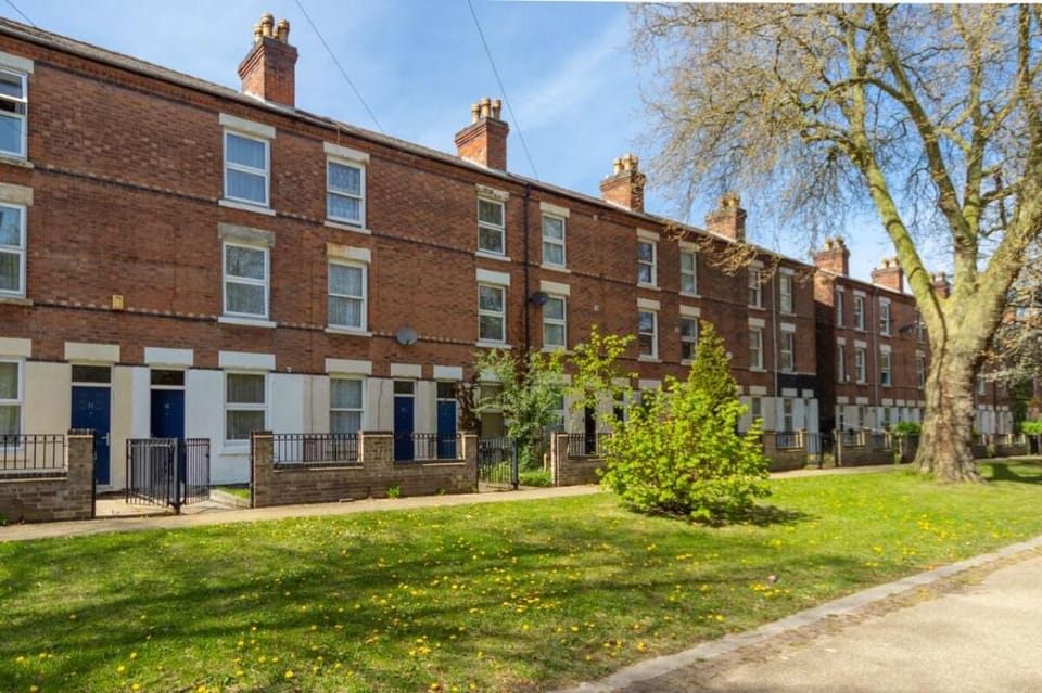 Waterloo House -  Contractors or Family Holidays  Vacation rental in Nottingham