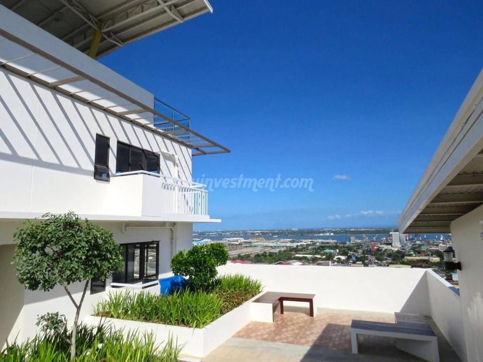 5-guest Seaview Flat near Ayala CBP Wi-Fi Pool Gym Apartment in Lapu-Lapu City