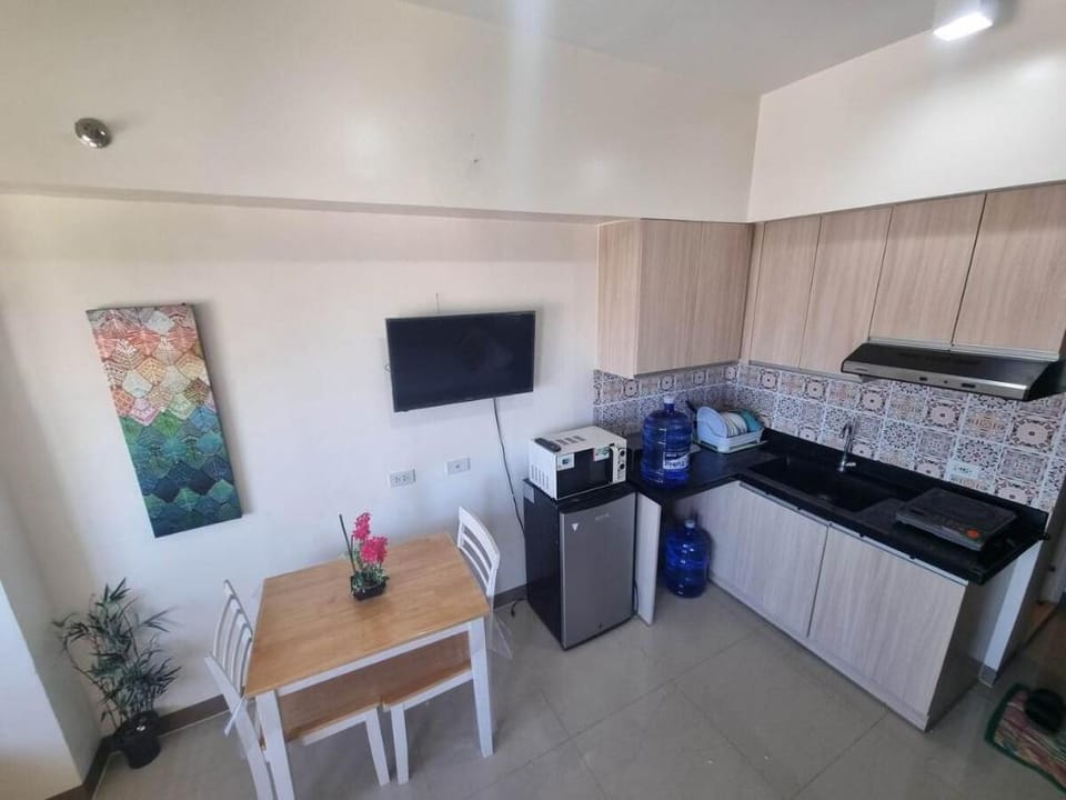 5-guest Seaview Flat near Ayala CBP Wi-Fi Pool Gym Apartment in Lapu-Lapu City