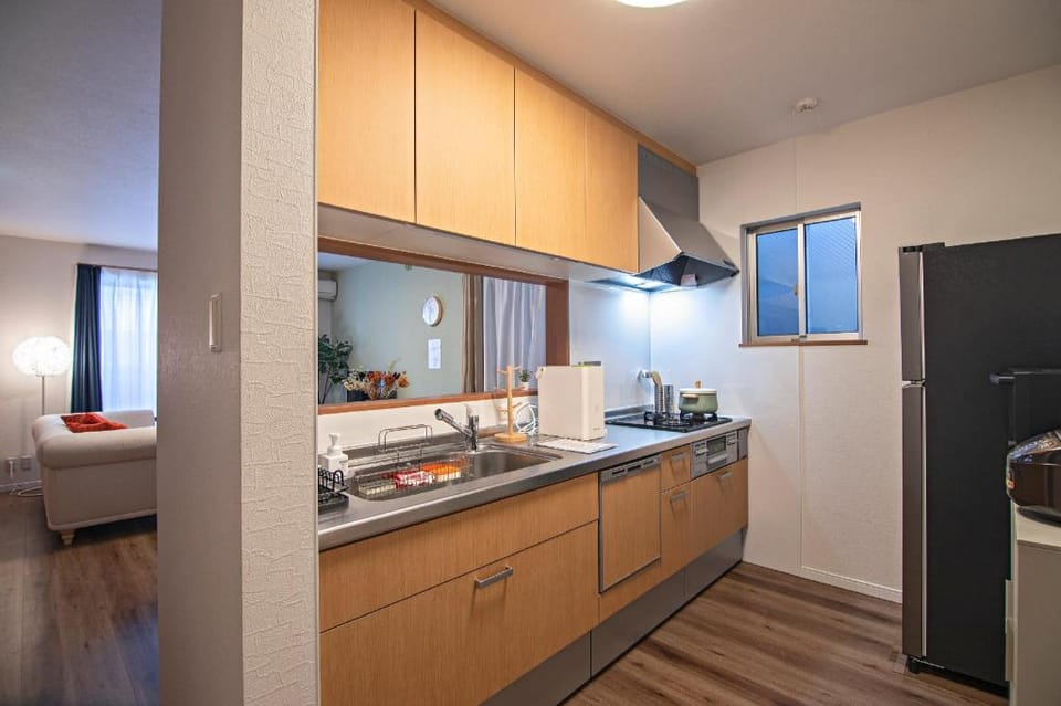 Tabitime·寺田町｜新築3階戸建｜3LDK、トイレ2、最大8人｜無料駐車場付き｜駅徒歩５分！ Vacation rental in Osaka