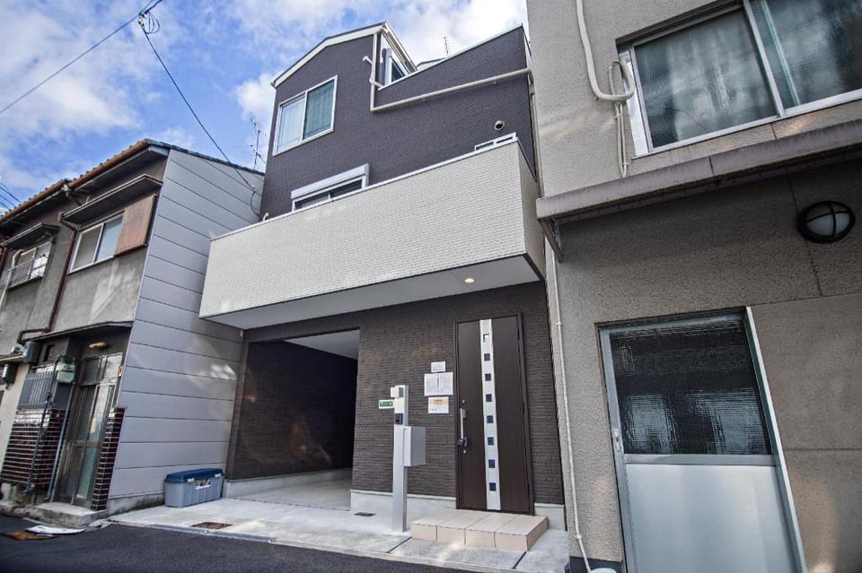 Tabitime·寺田町｜新築3階戸建｜3LDK、トイレ2、最大8人｜無料駐車場付き｜駅徒歩５分！ Vacation rental in Osaka