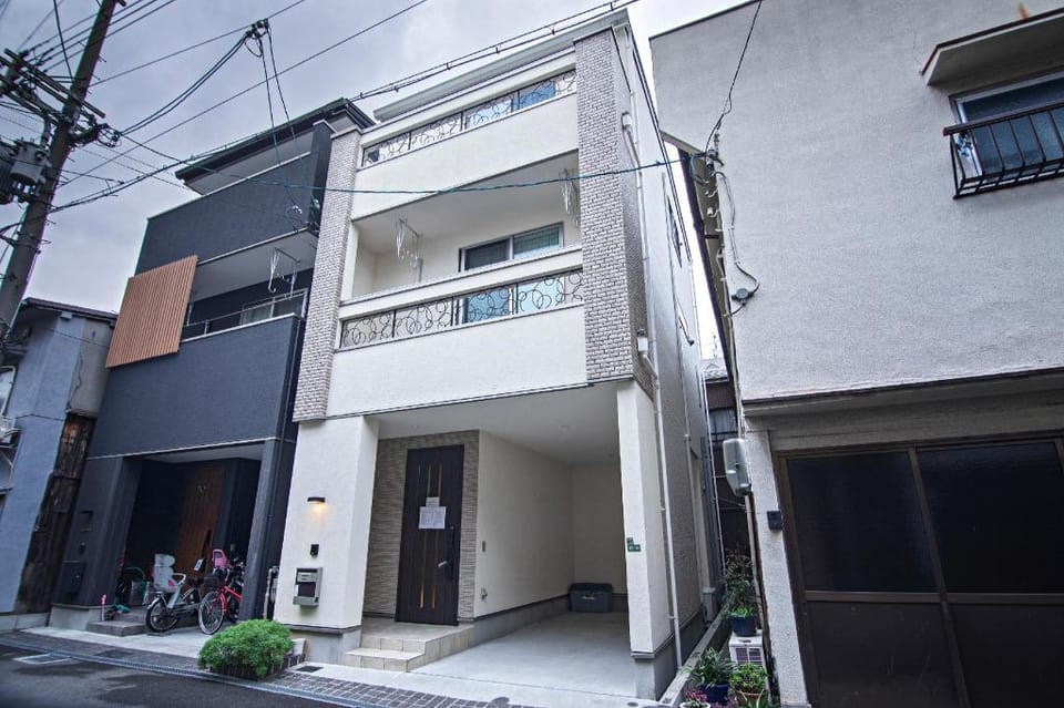 Tabitime・小路東 駅徒歩2分｜電車で難波まで13分｜新築3階車庫付き戸建て｜4LDK最大8人 Vacation rental in Osaka