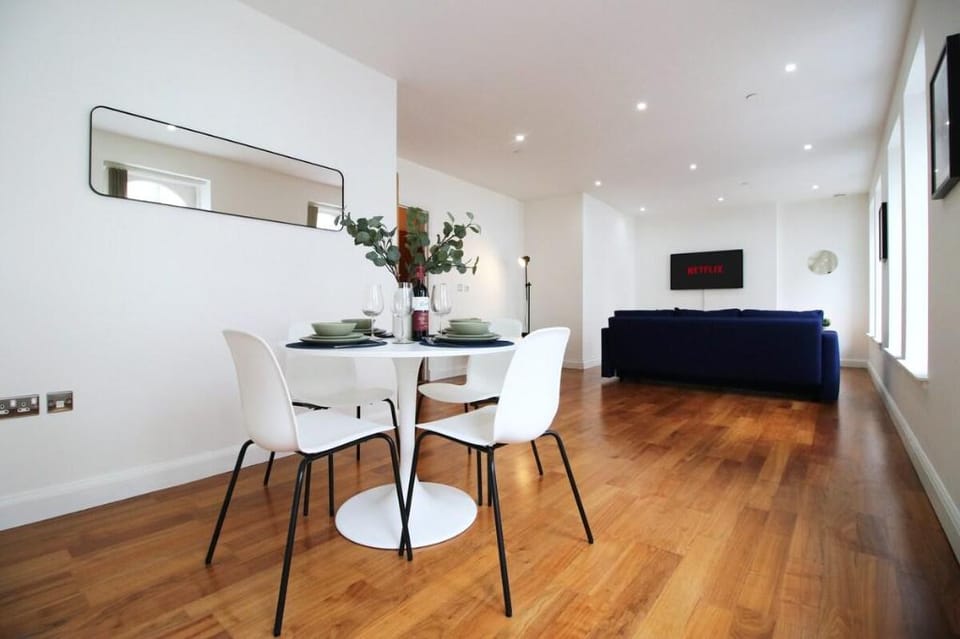No.2 Under the Clock by SSW - Cardiff City Centre Apartment in Cardiff