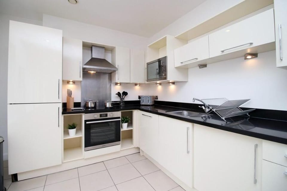 No.2 Under the Clock by SSW - Cardiff City Centre Apartment in Cardiff