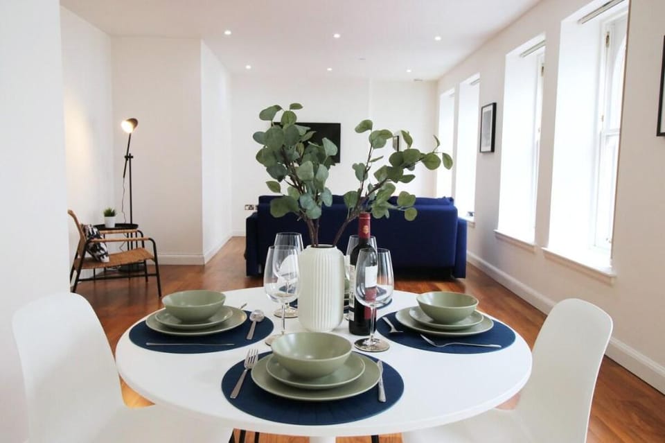 No.2 Under the Clock by SSW - Cardiff City Centre Apartment in Cardiff