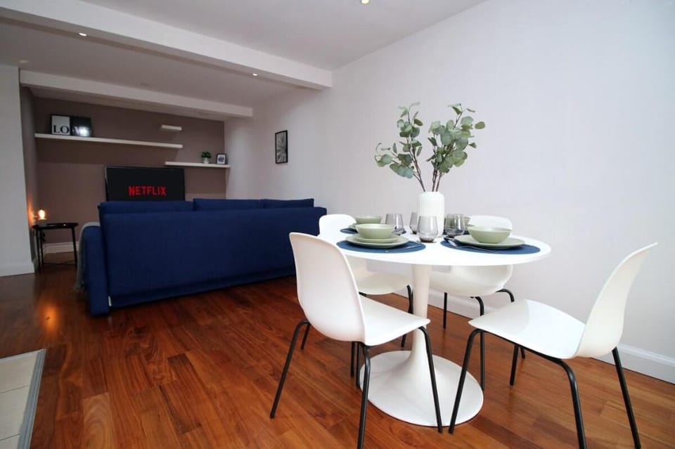 No.1 Under the Clock by SSW - Cardiff City Centre Apartment in Cardiff