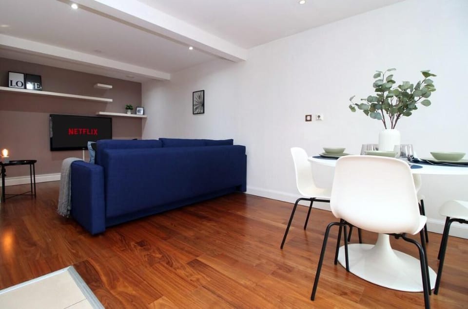 No.1 Under the Clock by SSW - Cardiff City Centre Apartment in Cardiff