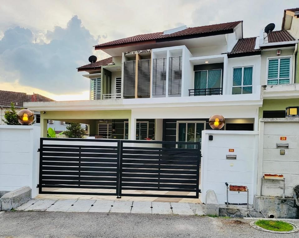 26A Tambun GuestHouse 14pax 4parking with BabyLand Vacation rental in Ipoh