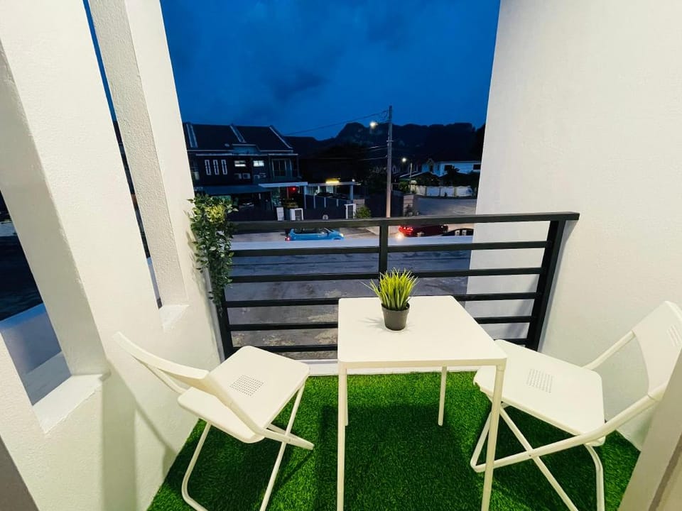 26A Tambun GuestHouse 14pax 4parking with BabyLand Vacation rental in Ipoh