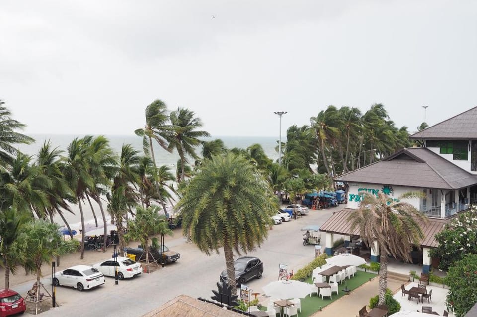 Beachfront Premier Sea View room +Free Disney Plus Apartment in Chon Buri Changwat