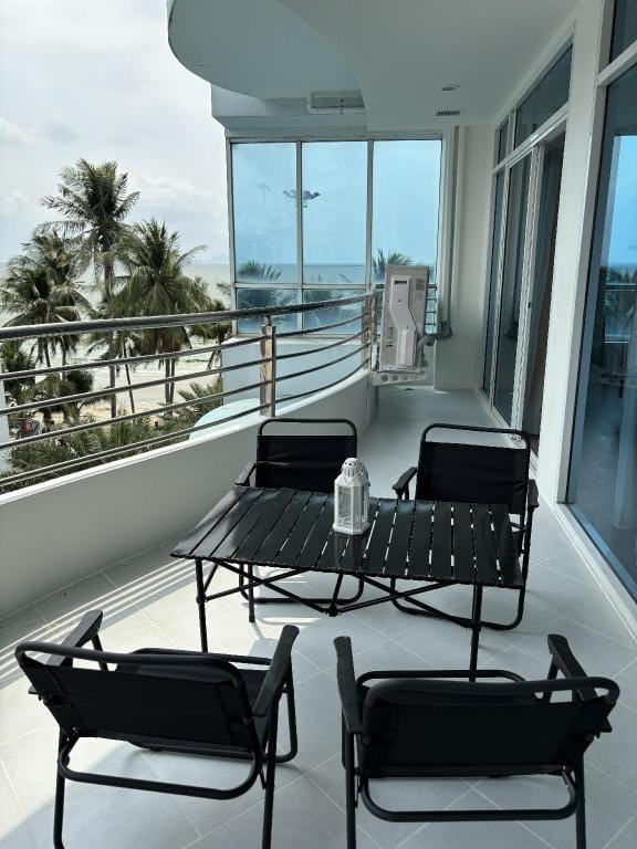 Beachfront Premier Sea View room +Free Disney Plus Apartment in Chon Buri Changwat